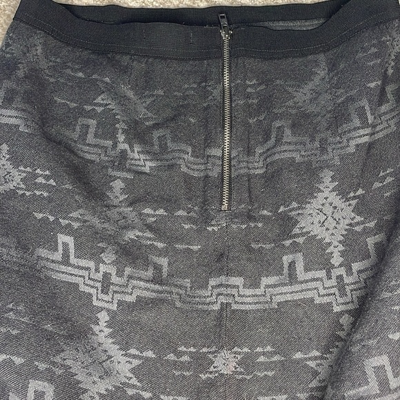 AMERICAN EAGLE OUTFITTERS | Women’s Black & Charcoal Pattern Mini Skirt, Size 4 - Picture 5 of 5
